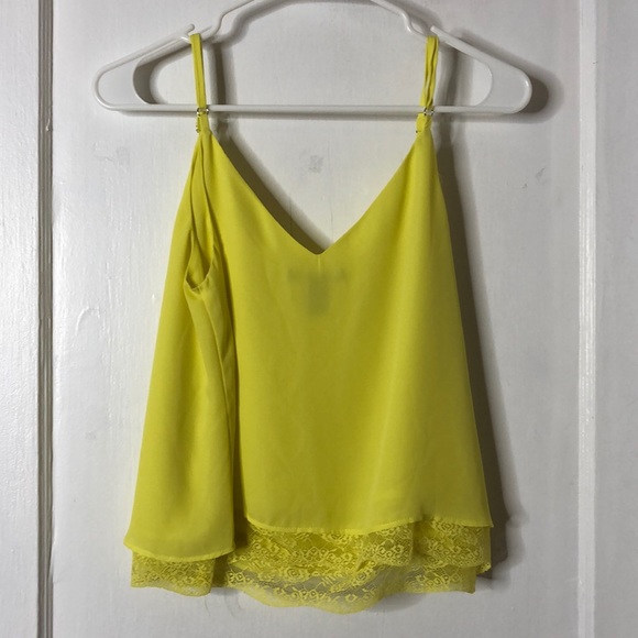 Sexy flowy yellow top - Picture 2 of 2